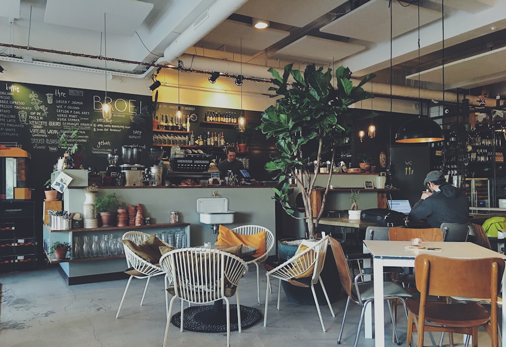 Area coffee bar Senopati dengan meja counter semen ekspos dan aksen kayu jati solid